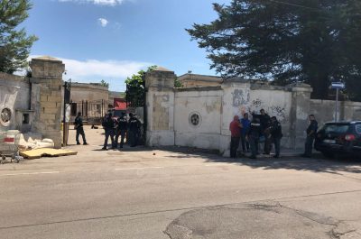 Blitz all'alba, sgomberato e sequestrato il centro sociale "Villa Matta": denunciate sette persone - Corriere Salentino