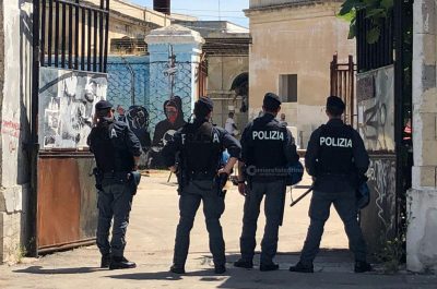 Blitz all'alba, sgomberato e sequestrato il centro sociale "Villa Matta": denunciate sette persone - Corriere Salentino