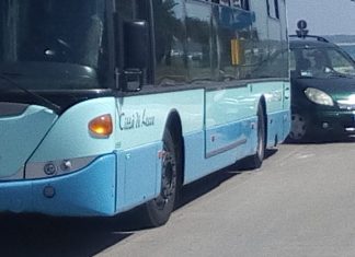 Balza sul bus per sfuggire al controllo, addosso droga. Sul suo capo pendeva anche l’espulsione
