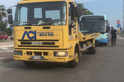 San Cataldo di Lecce. Il bus del trasporto urbano si rompe e i passeggeri rimangono appiedati - Corriere Salentino