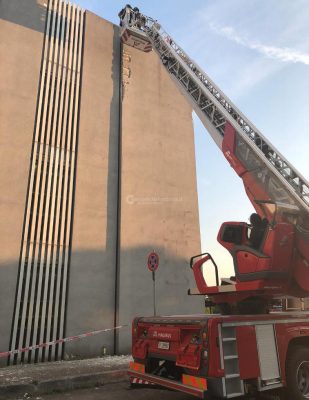 Piovono calcinacci dal Fazzi, vigili del fuoco al lavoro - Corriere Salentino