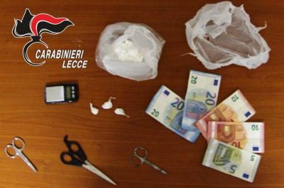 Alla vista dei militari tenta di ingerire la cocaina, in casa ne spuntano quasi 40 grammi: ai domiciliari - Corriere Salentino