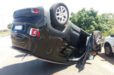 Schianto all'incrocio per una mancata precedenza, Jeep si ribalta: paura per due giovani - Corriere Salentino