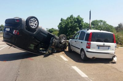 Schianto all'incrocio per una mancata precedenza, Jeep si ribalta: paura per due giovani - Corriere Salentino