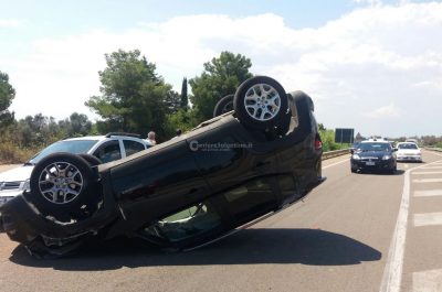 Schianto all'incrocio per una mancata precedenza, Jeep si ribalta: paura per due giovani - Corriere Salentino