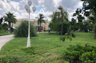 Cede il balcone mentre pulisce la facciata della sala ricevimenti, precipita da 5 metri e muore - Corriere Salentino