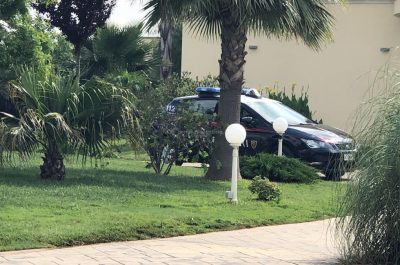 Cede il balcone mentre pulisce la facciata della sala ricevimenti, precipita da 5 metri e muore - Corriere Salentino