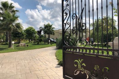 Cede il balcone mentre pulisce la facciata della sala ricevimenti, precipita da 5 metri e muore - Corriere Salentino