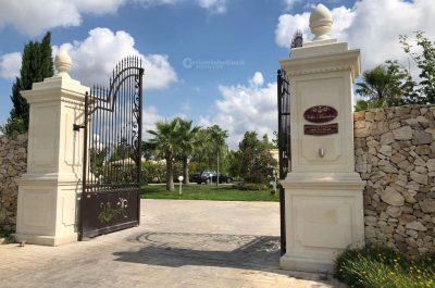 Cede il balcone mentre pulisce la facciata della sala ricevimenti, precipita da 5 metri e muore - Corriere Salentino