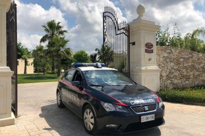 Cede il balcone mentre pulisce la facciata della sala ricevimenti, precipita da 5 metri e muore - Corriere Salentino