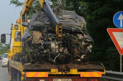 "Taglia" in due la statale e si schianta contro il guardrail: intera famiglia in ospedale, anche due bimbi - Corriere Salentino