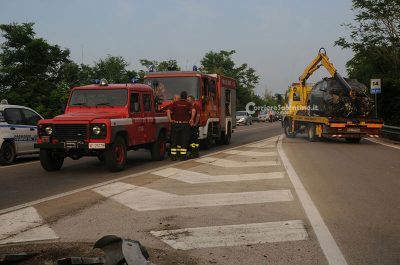 "Taglia" in due la statale e si schianta contro il guardrail: intera famiglia in ospedale, anche due bimbi - Corriere Salentino