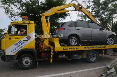 "Taglia" in due la statale e si schianta contro il guardrail: intera famiglia in ospedale, anche due bimbi - Corriere Salentino