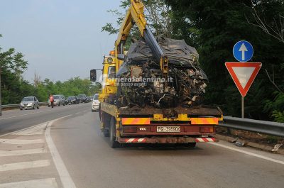 "Taglia" in due la statale e si schianta contro il guardrail: intera famiglia in ospedale, anche due bimbi - Corriere Salentino