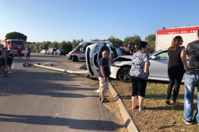Spettacolare incidente sulla strada per il mare, illesi i conducenti - Corriere Salentino