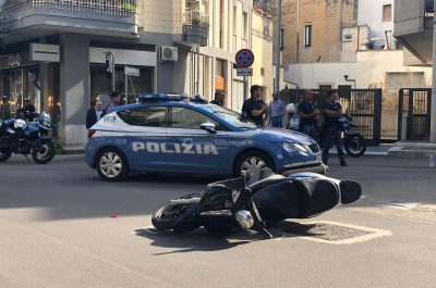 In sella ad uno scooter tentano di seminare la polizia: in due bloccati in centro dopo un inseguimento - Corriere Salentino