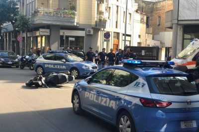 In sella ad uno scooter tentano di seminare la polizia: in due bloccati in centro dopo un inseguimento - Corriere Salentino