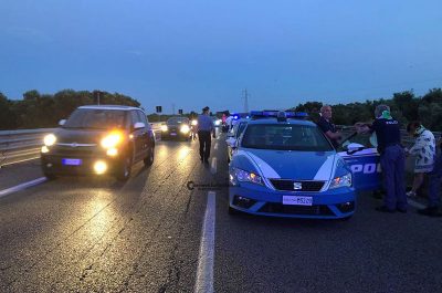 Inseguimento sulla Lecce-Brindisi, auto della polizia speronate e agenti feriti: arrestata una donna - Corriere Salentino