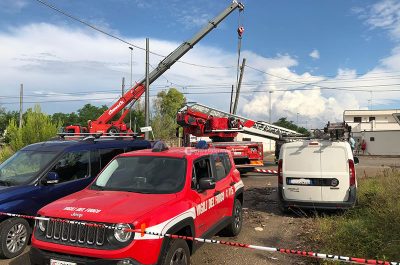 Tromba d'aria nella notte, alberi sradicati e auto distrutte - Corriere Salentino