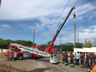 Tromba d'aria nella notte, alberi sradicati e auto distrutte - Corriere Salentino