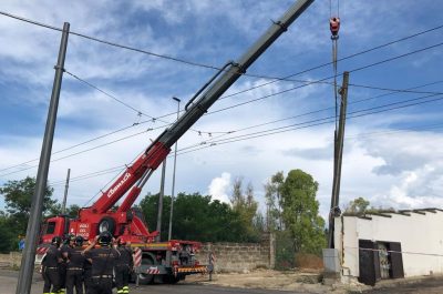 Tromba d'aria nella notte, alberi sradicati e auto distrutte - Corriere Salentino