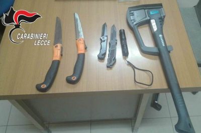 In auto con asce, coltelli o documenti falsi e rubati: raffica di denunce nel basso Salento. Nei guai giovane estorsore - Corriere Salentino