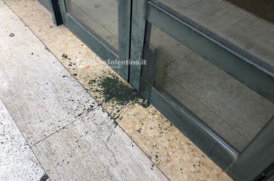 Raid vandalico contro l'ufficio del Ministero: scritte No Tap e uova piene di vernice contro il portone - Corriere Salentino