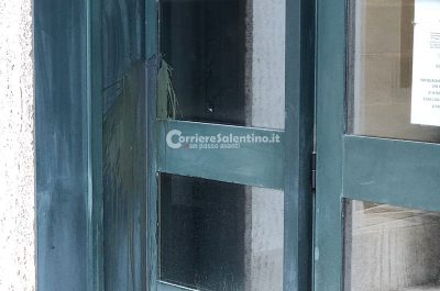 Raid vandalico contro l'ufficio del Ministero: scritte No Tap e uova piene di vernice contro il portone - Corriere Salentino