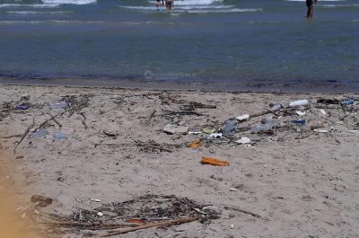 Spiagge & rifiuti: a Torre Chianca va “in onda” la solita serie di sporcizie - Corriere Salentino