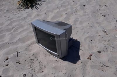 Spiagge & rifiuti: a Torre Chianca va “in onda” la solita serie di sporcizie - Corriere Salentino