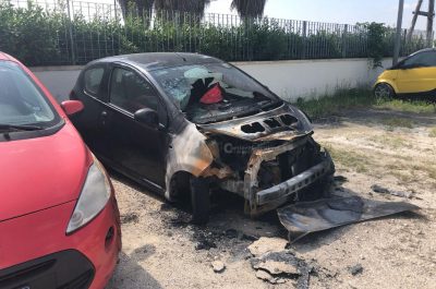 Ancora una notte "rovente" in città, brucia l'auto di una donna, danni anche ad un'altra vettura - Corriere Salentino