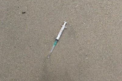 Boom di siringhe in spiaggia, fioccano le segnalazioni allo "Sportello dei Diritti" - Corriere Salentino