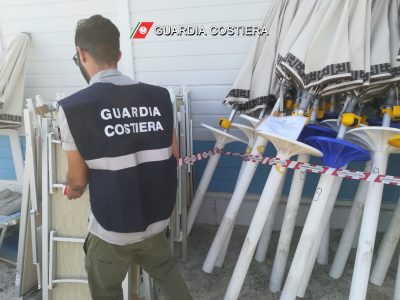 Tettoia abusiva e ombrelloni piazzati sulla spiaggia pubblica, sequestro in un lido balneare - Corriere Salentino