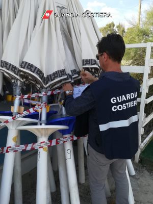Tettoia abusiva e ombrelloni piazzati sulla spiaggia pubblica, sequestro in un lido balneare - Corriere Salentino