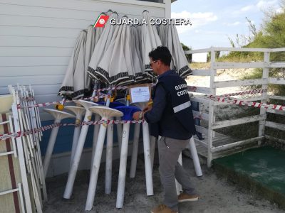 Tettoia abusiva e ombrelloni piazzati sulla spiaggia pubblica, sequestro in un lido balneare - Corriere Salentino