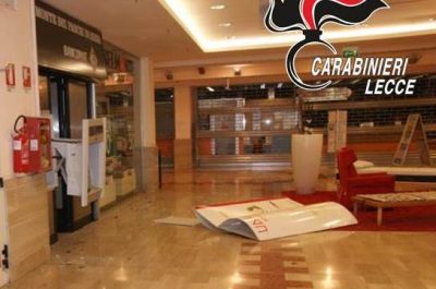 La "banda dei bancomat" colpisce nel centro commerciale di Surbo: sventrato l'Atm, via col bottino - Corriere Salentino