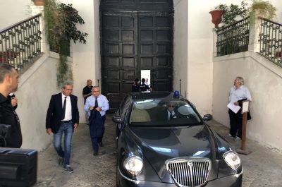 Il ministro Centinaio a Lecce, Emiliano chiede un decreto per accelerare i tagli e un grande risarcimento per gli olivicoltori - Corriere Salentino