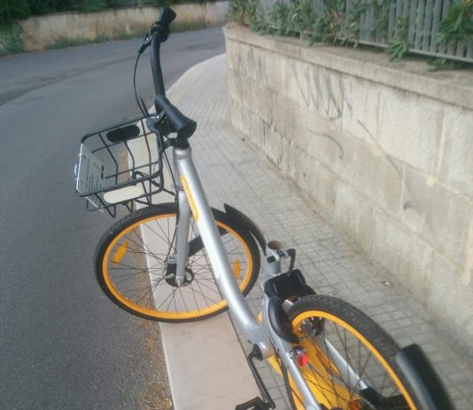 “O-Bike, il servizio di bike sharing viola il codice della strada”. La replica: “Sosta consentita dalla legge sui marciapiedi”