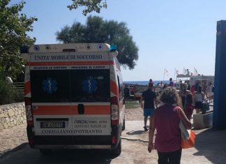 Si tuffa in mare e sbatte la testa sugli scogli che affiorano dall’acqua: tragedia sfiorata a Torre Pali