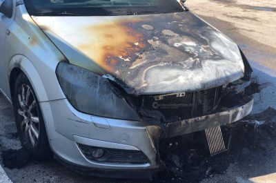 Fiamme alla periferia di Lecce, un misterioso rogo colpisce l'auto di un parrucchiere - Corriere Salentino