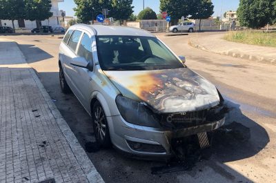 Fiamme alla periferia di Lecce, un misterioso rogo colpisce l'auto di un parrucchiere - Corriere Salentino