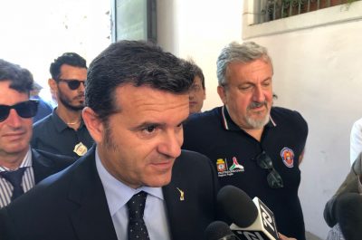 Il ministro Centinaio a Lecce, Emiliano chiede un decreto per accelerare i tagli e un grande risarcimento per gli olivicoltori - Corriere Salentino