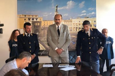 Fingono di uscire in barca per una battuta di pesca ma hanno un carico di oltre 500 kg di droga, quattro arresti - Corriere Salentino