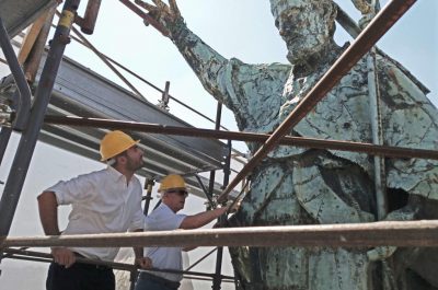 Restauro statua di Sant'Oronzo, il sopralluogo di Alessandro Delli Noci - Corriere Salentino