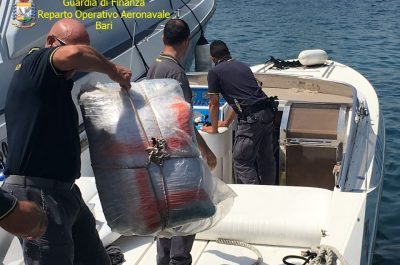 "Erba" per 10 milioni di euro nascosta nella cabina di prua: arrestati tre narcotrafficanti - Corriere Salentino