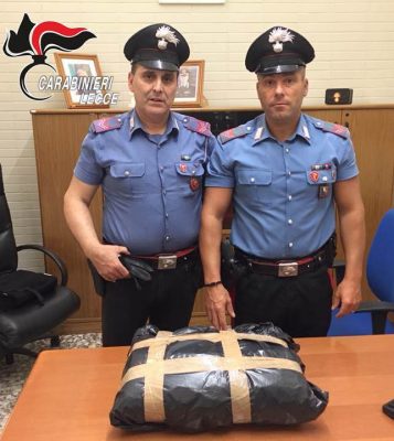 Sugli scogli spuntano 14 chili di marijuana: sequestro a San Foca - Corriere Salentino