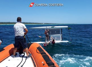Torre San Giovanni: catamarano si ribalta in mare, 4 bagnanti soccorsi dalla Guarda Costiera