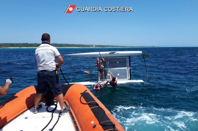 Torre San Giovanni: catamarano si ribalta in mare, 4 bagnanti soccorsi dalla Guarda Costiera - Corriere Salentino