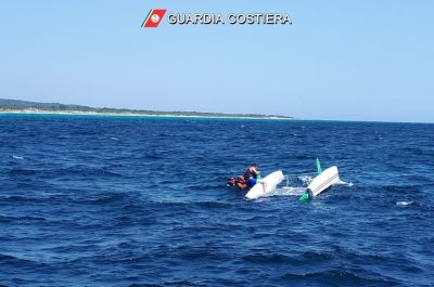 Torre San Giovanni: catamarano si ribalta in mare, 4 bagnanti soccorsi dalla Guarda Costiera - Corriere Salentino