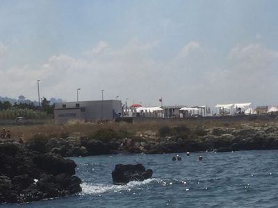 Fiamme alimentate dal forte vento: a fuoco pineta a ridosso della Montagna Spaccata - Corriere Salentino